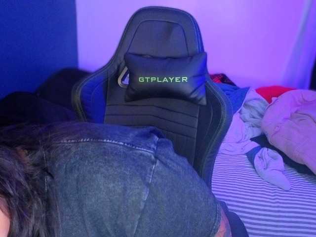 Miacanelaxo's BongaCams show and profile