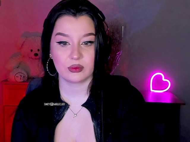 M-O-L-N-I-Y-A's BongaCams show and profile