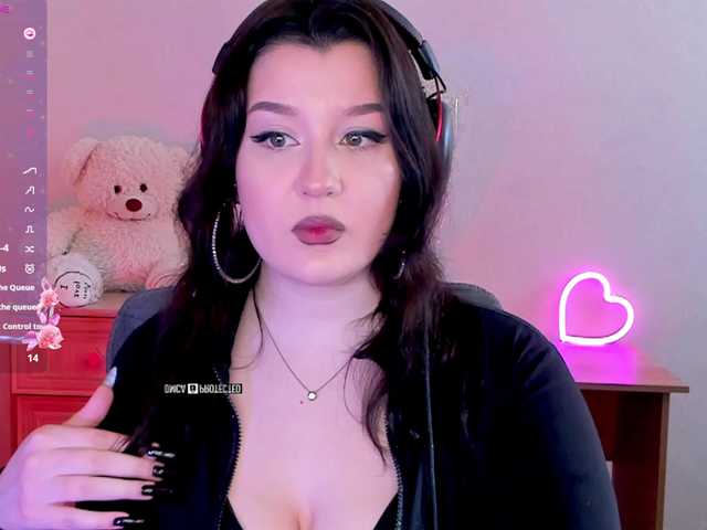 M-O-L-N-I-Y-A's BongaCams show and profile