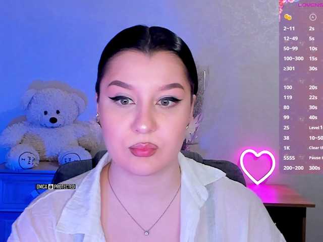 видео M-O-L-N-I-Y-A