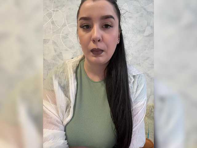 M-O-L-N-I-Y-A – webcam model profile photo