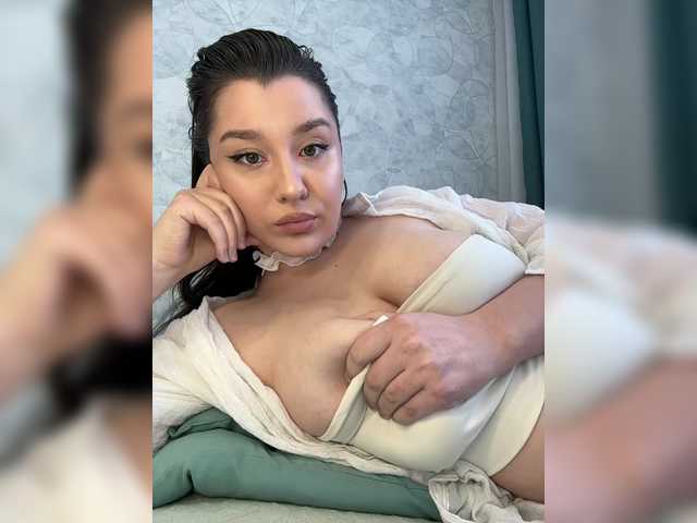 видео M-O-L-N-I-Y-A