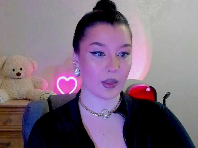 M-O-L-N-I-Y-A's BongaCams show and profile