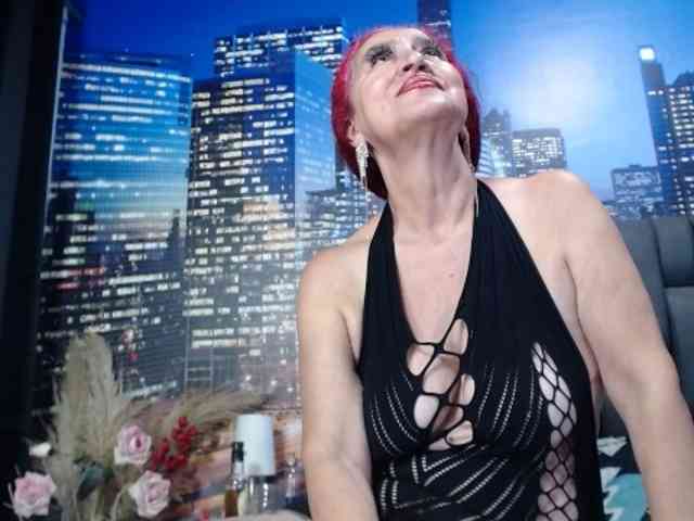 Lucy-mature webcam