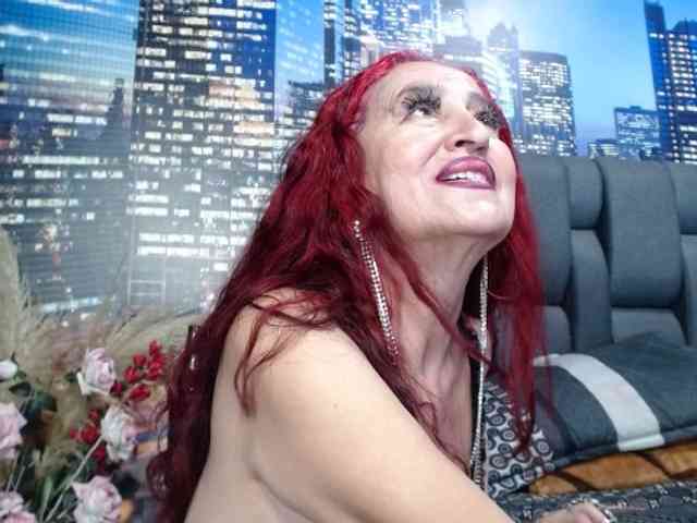 Lucy-mature webcam