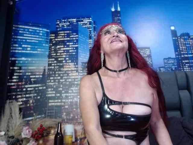 Lucy-mature webcam