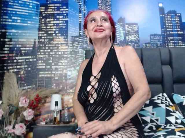 Lucy-mature webcam