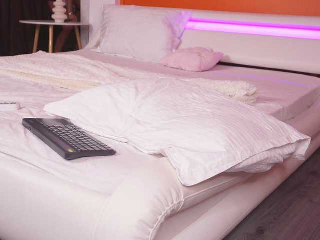 LovingBlondie webcam