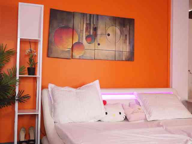 LovingBlondie webcam