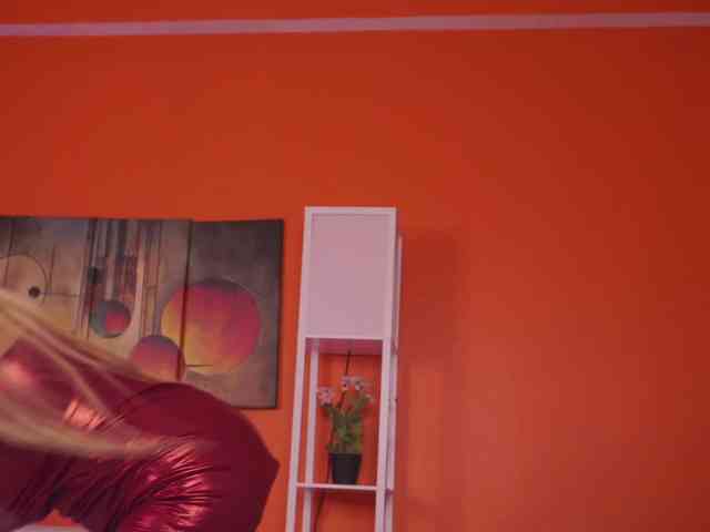 LovingBlondie webcam