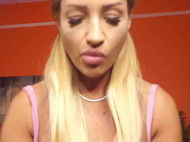 LovingBlondie webcam