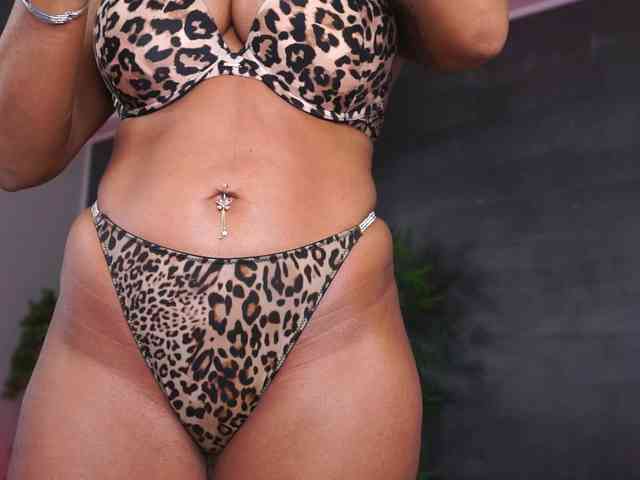 LovingBlondie webcam