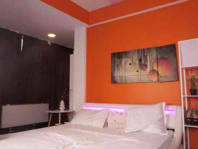 LovingBlondie webcam