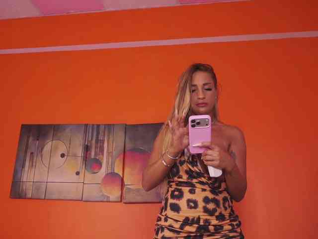LovingBlondie webcam