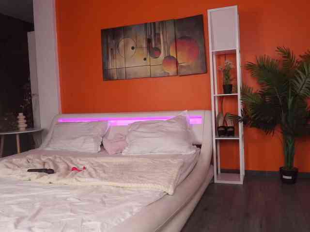 LovingBlondie webcam