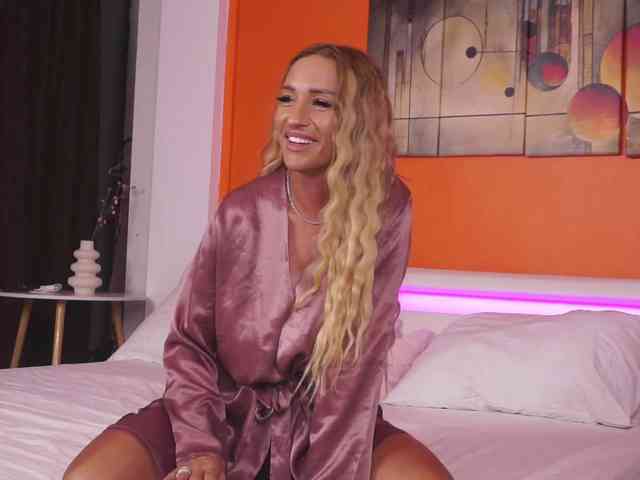 LovingBlondie webcam