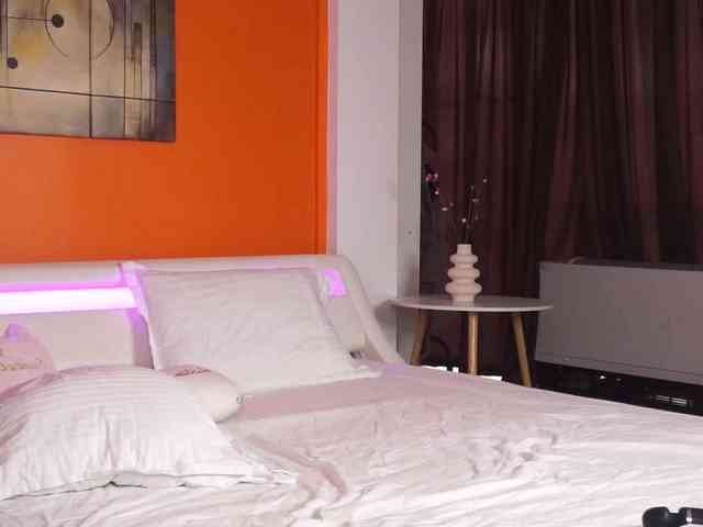 LovingBlondie webcam