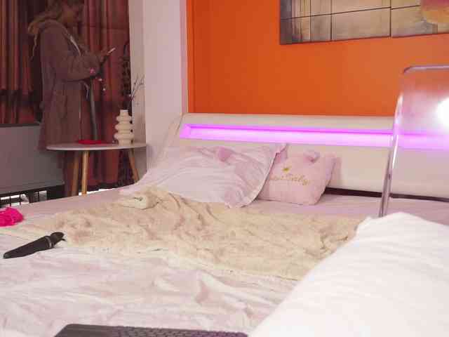 LovingBlondie webcam