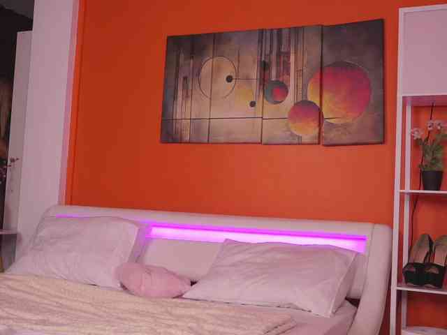 LovingBlondie webcam