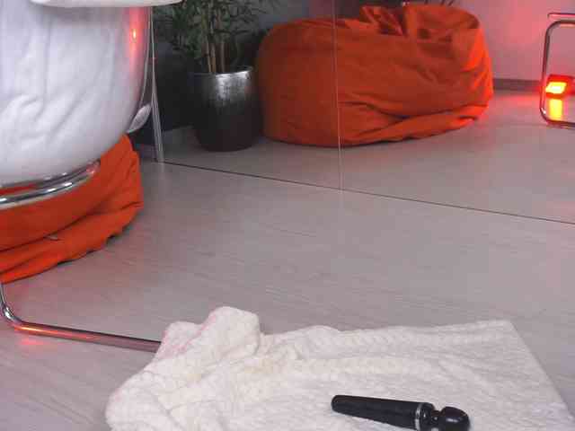 LovingBlondie webcam