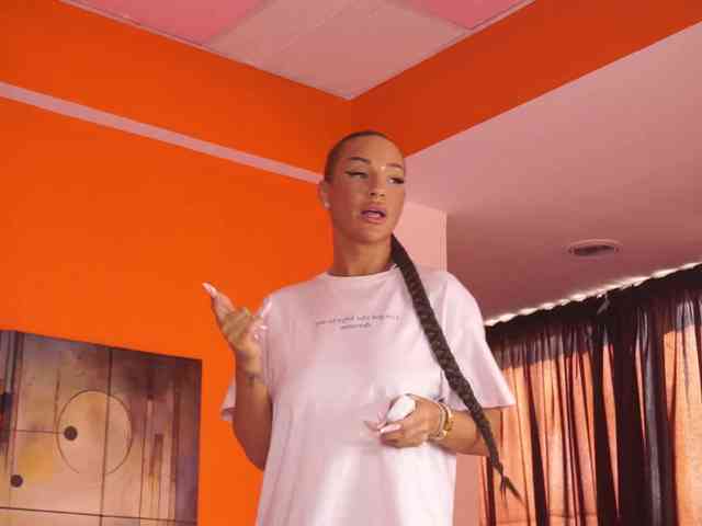 LovingBlondie webcam