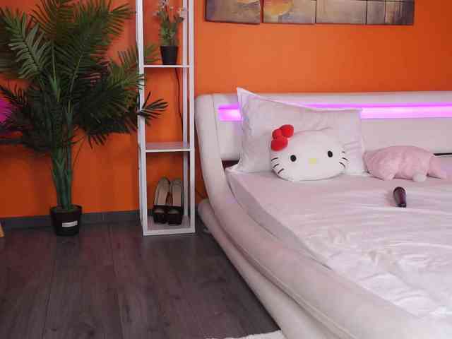 LovingBlondie webcam