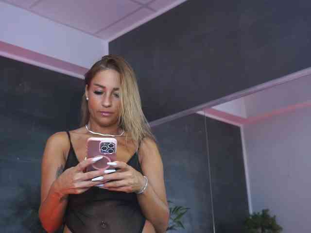 LovingBlondie webcam