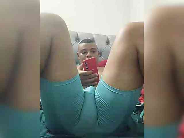 papihot22 Live Webcam on BongaCams