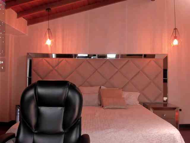 CarolineGrace webcam