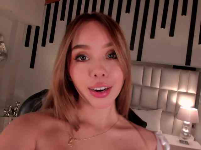 CarolineGrace webcam