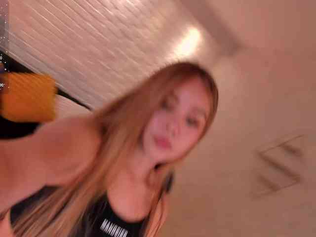 CarolineGrace webcam