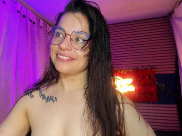 le modèle rosse2504 est en webcam porno dans un show sur le site bongacams, il possède les tags suivants: Latino/Hispanic,Brunette,Trimmed