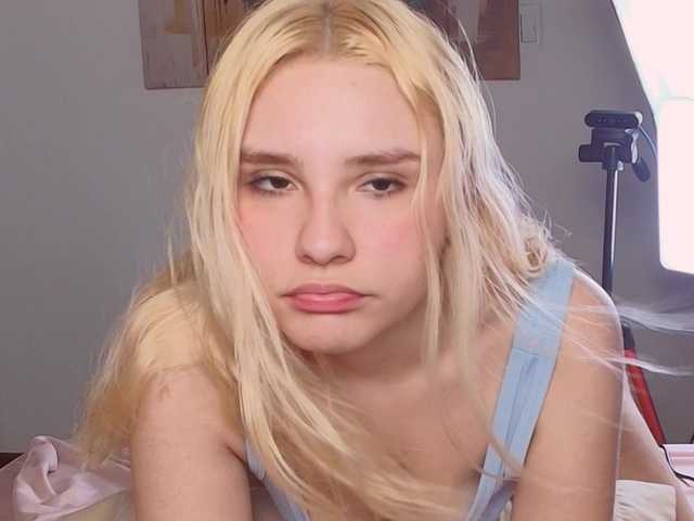 Classy-Carrie's BongaCams show and profile