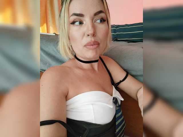 MinniMia's BongaCams show and profile