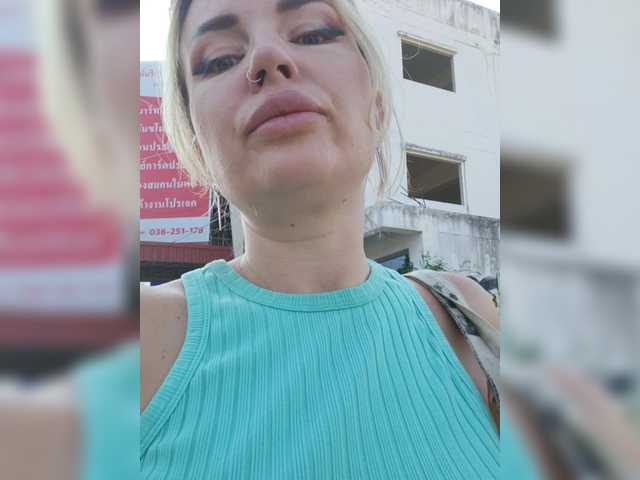 MinniMia's BongaCams show and profile