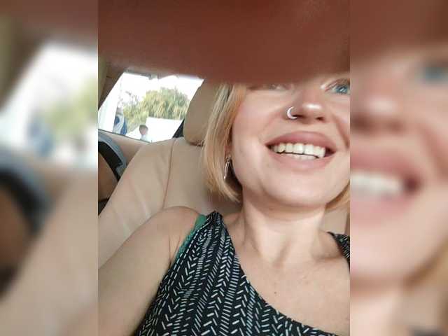 MinniMia's BongaCams show and profile