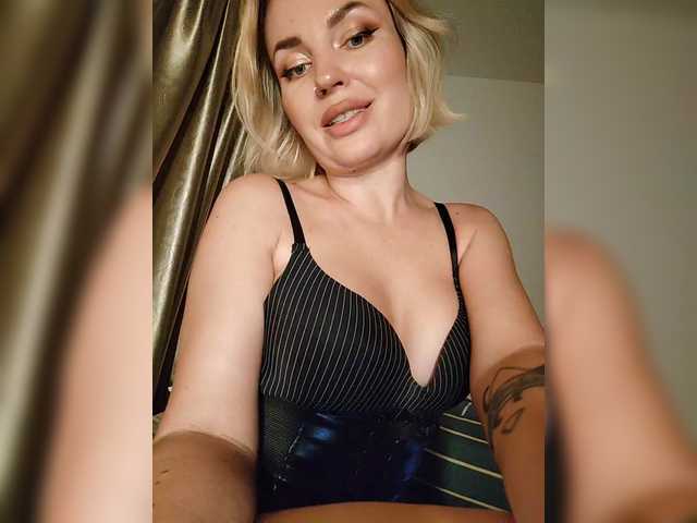 MinniMia's BongaCams show and profile