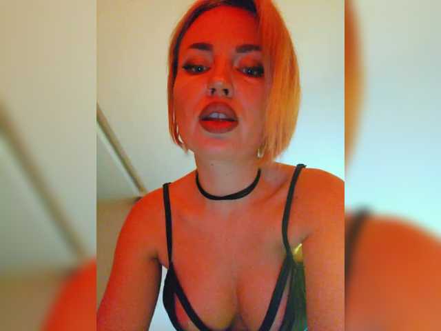 MinniMia's BongaCams show and profile