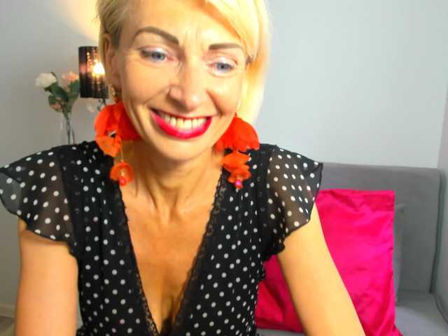 Discover CrystalPretty from BongaCams