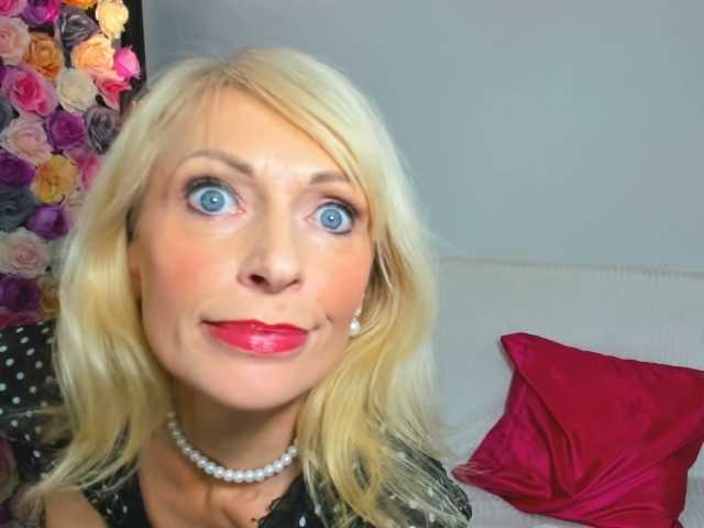 CrystalPretty's BongaCams show and profile