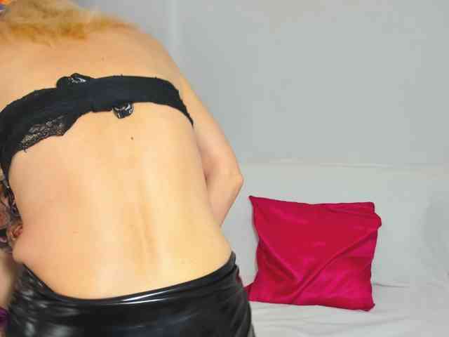 CrystalPretty webcam