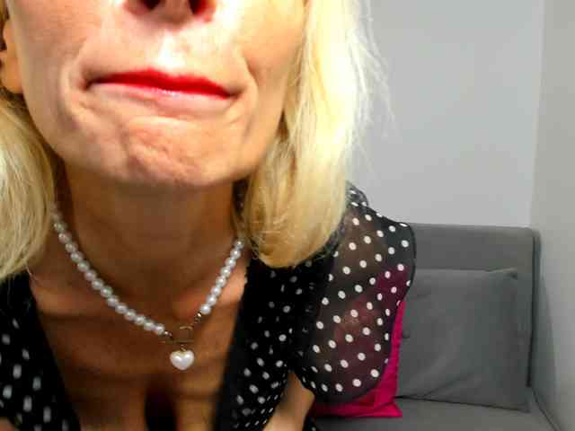 CrystalPretty webcam