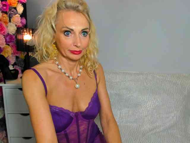 CrystalPretty webcam