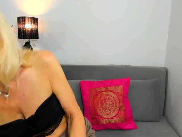 CrystalPretty webcam