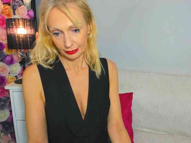 CrystalPretty webcam