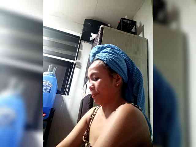 SweetKittyx22 webcam