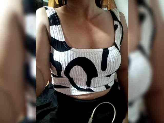 SweetKittyx22 webcam