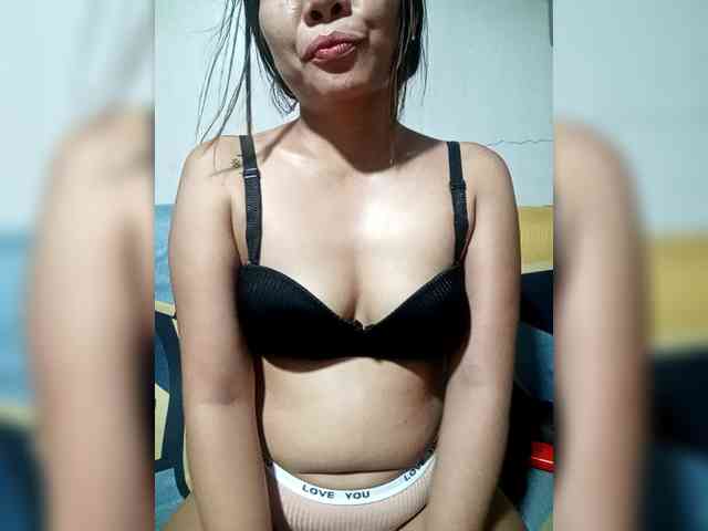 SweetKittyx22 webcam