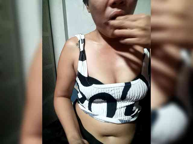 SweetKittyx22 webcam