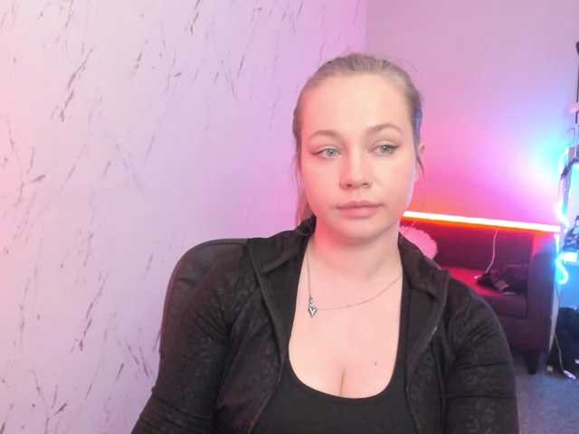 hollyBB's BongaCams show and profile